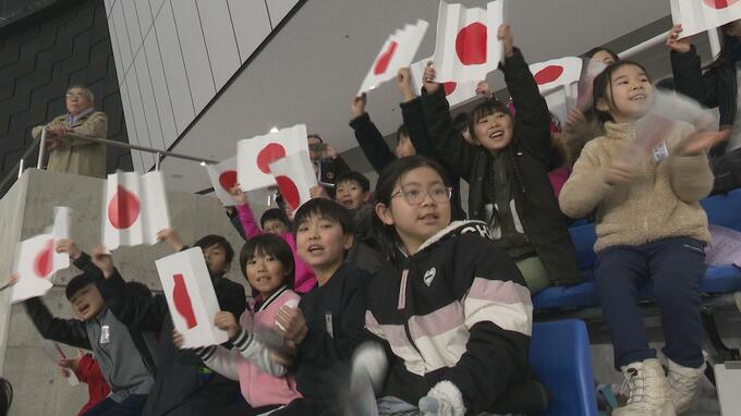 「世界の人の熱意が…！ジャパンの旗を揚げるのが楽しかった！」世界ジュニアスピードスケート選手権が開幕！　子どもたちも熱い声援　|　青森のニュース│ATV NEWS│青森テレビ