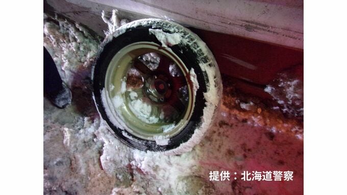【タイヤ脱落】「外れる直前にガタガタと音がした」 軽乗用車から左前方のタイヤが外れ、道路脇の雪山にぶつかる　けが人なし　タイヤは運転手が約2か月前に自分で交換　|TBS NEWS DIG