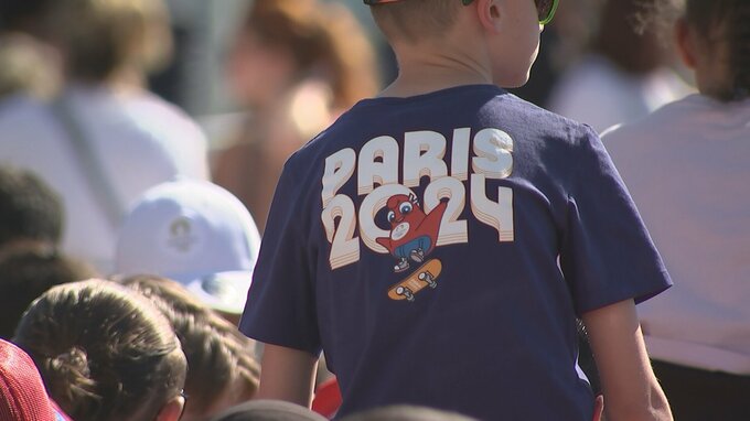 大観衆が帆船出迎え　パリ五輪の聖火がフランスに