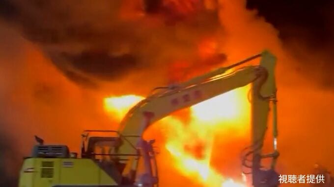 「火柱があがっている」鉄くずやバッテリーなどの廃材を焼く火事　出火から6時間経った現在も消火作業中【13日午前10時現在　香川】|TBS NEWS DIG