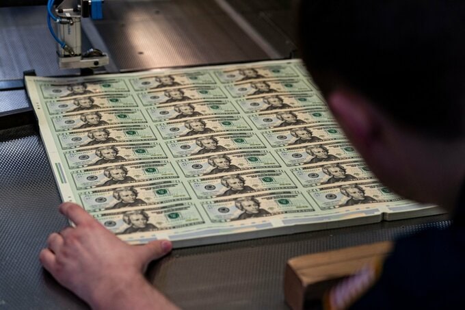 米国債買い戻し増額、日銀政策との比較論浮上－通貨安促す「火遊び」