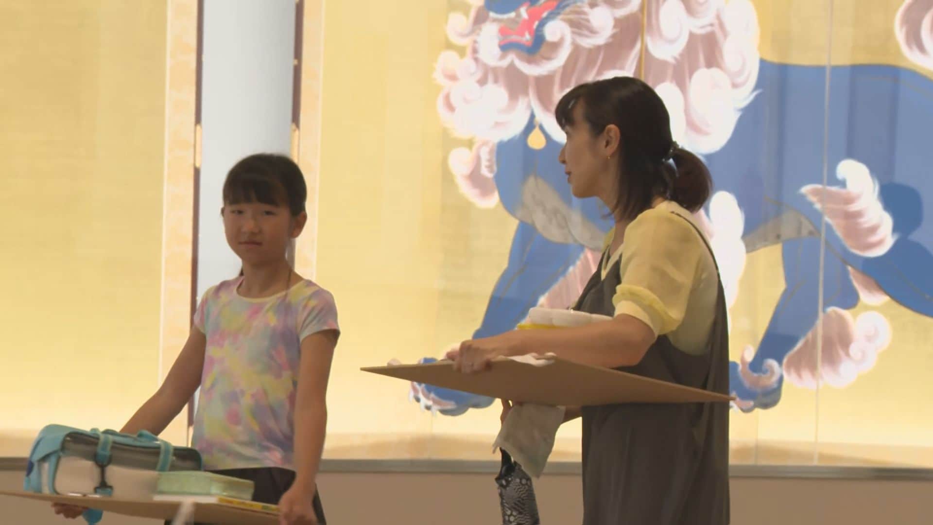 夏休みの自由研究に…小学生が美術館で“自分だけの掛け軸作り” 本物の