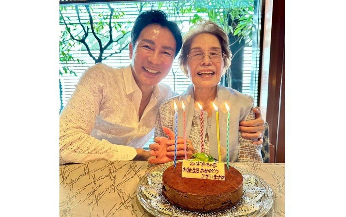 郷ひろみさん 「おふくろの91回目の誕生日」「一緒に祝えて、ボクも