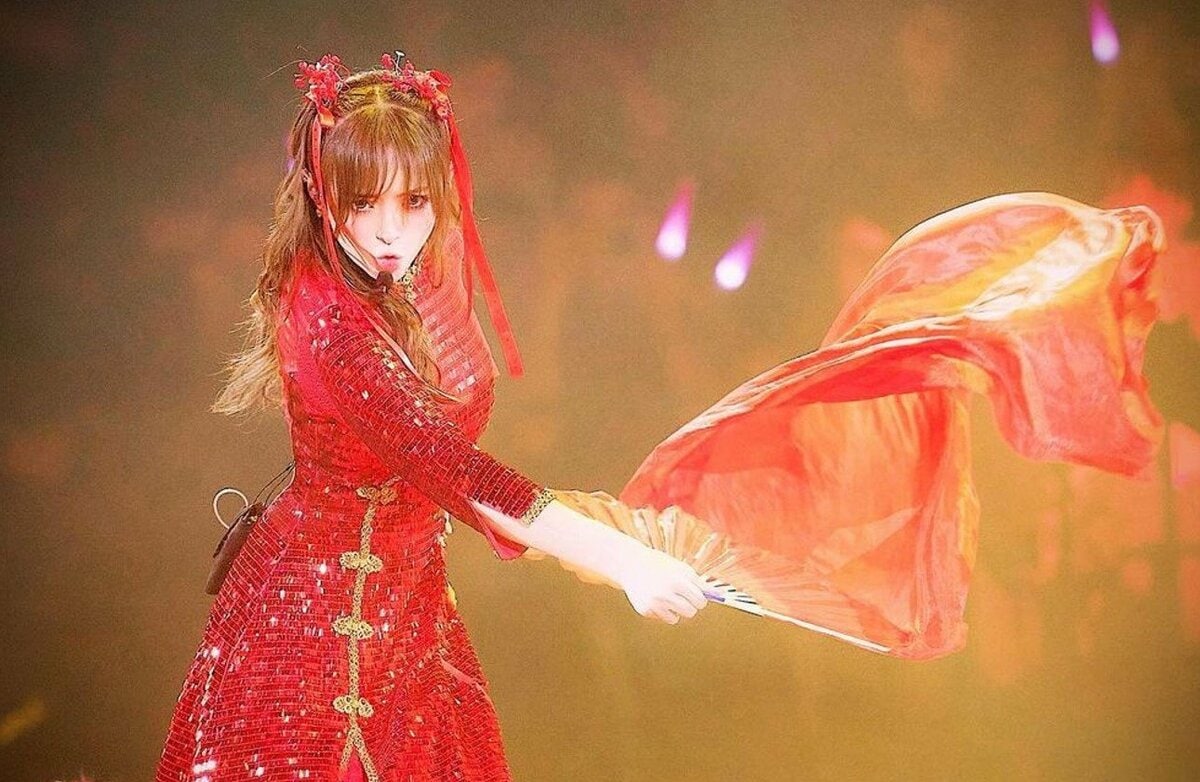 浜崎あゆみさん アジアツアー 深紅の衣装姿に反響 「あゆの気迫を感じ