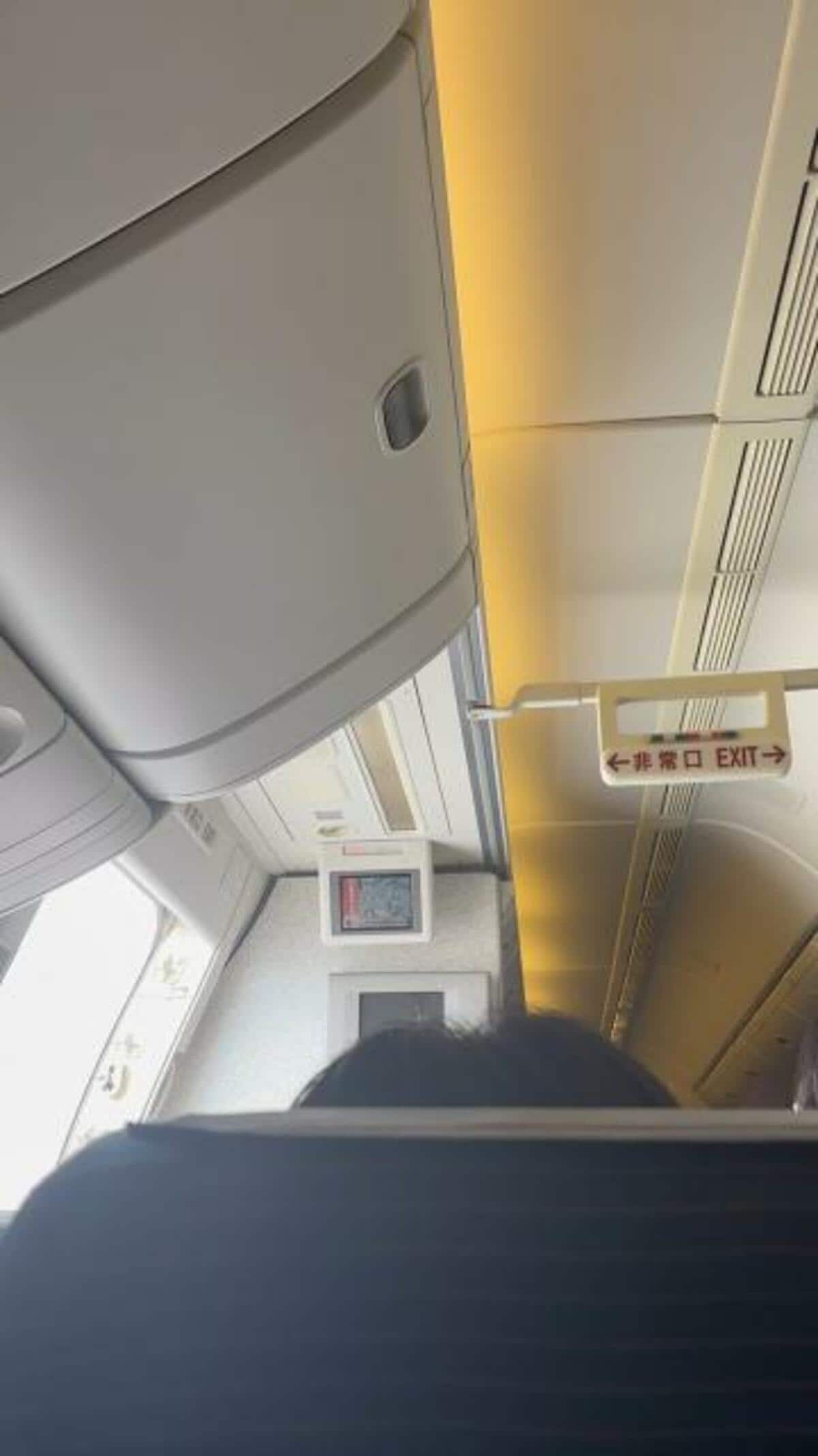 動画】嘉手納基地着陸の民間機の機内 最大11時間半も缶詰め 食料搬入も
