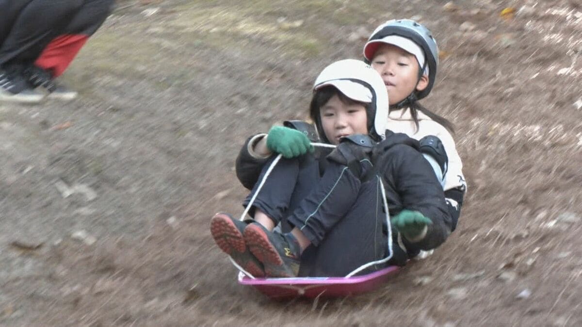 小学生の冬場の体力作りに…落ち葉を敷き詰めたゲレンデを滑る“落ち葉スキー” 聾学校の児童も参加しソリで初滑り 愛知･岡崎市