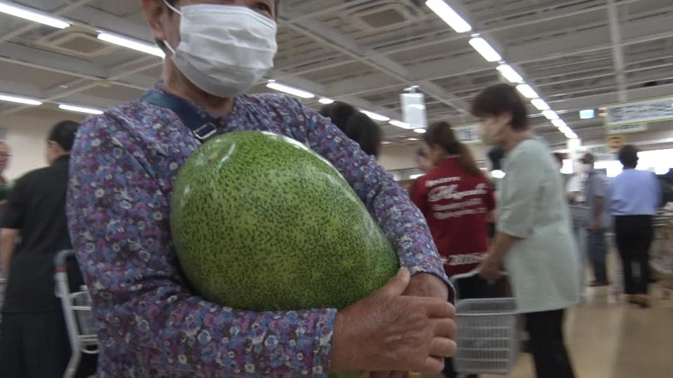 4月10日は「とうがん」の日　1玉100円の特売がにぎわう　宮古島