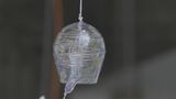 ウイスキーの空き瓶が軽やかな音色の風鈴に再生　ガラス工房で制作最盛期　|TBS NEWS DIG