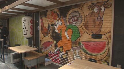 映える”シャッター「熊本屋台村」に登場 開店前にも食とアートで 映える”シャッター「熊本屋台村」に登場 開店前にも食とアートで