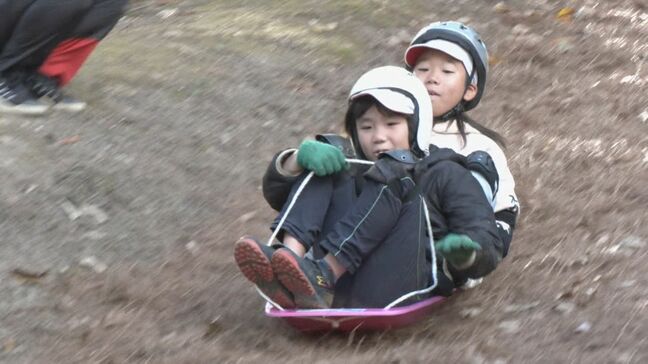 小学生の冬場の体力作りに…落ち葉を敷き詰めたゲレンデを滑る“落ち葉スキー” 聾学校の児童も参加しソリで初滑り 愛知･岡崎市|TBS NEWS DIG