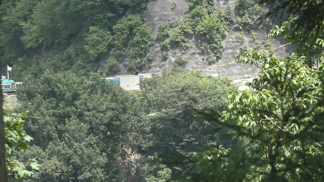 国道でダンプカーが崖下に転落、55歳 運転手の男性 死亡　利賀ダムの土砂運搬中の事故か、警察が原因を調査　富山・南砺市|TBS NEWS DIG