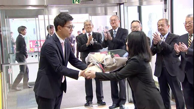 「一緒に富士市を良くしていきたい」金指祐樹新市長が初登庁 ボトムアップ型の市政運営を目指す＝静岡|TBS NEWS DIG