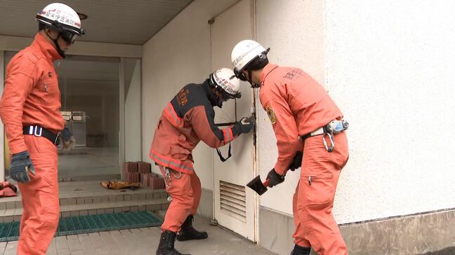 解体予定の高校体育館使い消防が救助訓練「慣れた環境と違い別の視点で訓練ができた」=静岡・沼津市|TBS NEWS DIG