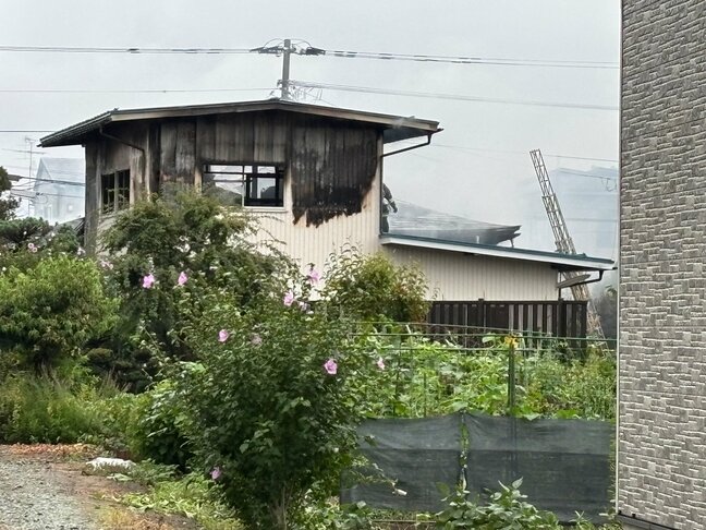 4人全員逃げて無事 山形市飯塚町の住宅火災で1棟全焼 約3時間後に鎮火|TBS NEWS DIG