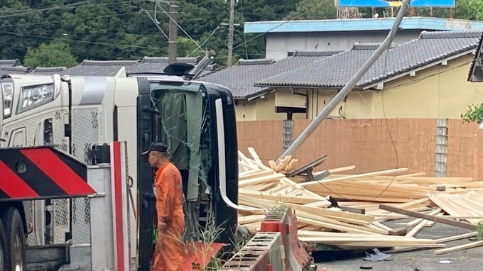 トレーラーが横転し積み荷が散乱　電柱なぎ倒す　国道2号が通行規制　広島　　|　RCC NEWS | 広島ニュース | RCC中国放送
