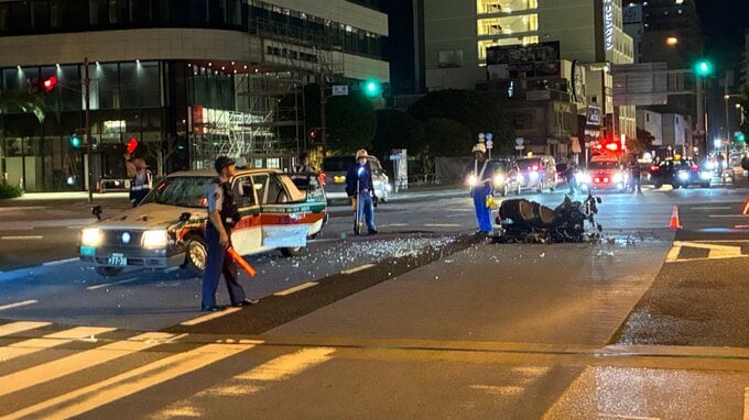 那覇市の中心街でオートバイとタクシーが衝突　オートバイの運転手が骨盤骨折の重傷　タクシーの客は軽傷|TBS NEWS DIG