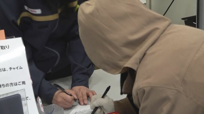 ようやく届いた年賀状…郵便局で一部営業再開　能登半島地震で被害が大きかった奥能登地域　|　石川県のニュース｜MRO北陸放送