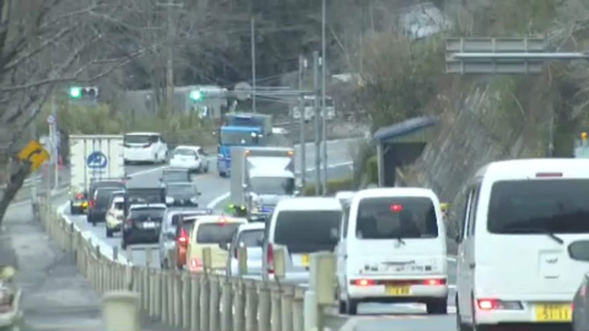 軽トラがセンターラインはみ出しトラックと正面衝突 軽トラ運転の男性