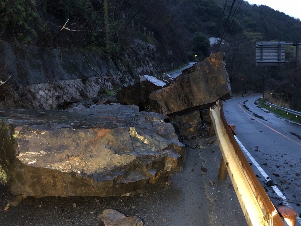 国道186号と県道が落石のため通行止め 解除の見通し立たず 広島・大竹