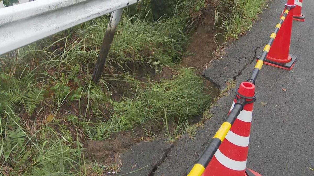 「家から車で出ようとしたら…」種子島で道路の路肩崩れる　台風24号と大雨の影響　鹿児島・西之表市