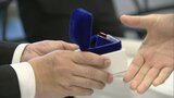 当選した北九州市議会議員57人に議員バッジ 武内市長は「会話し議論を重ねたい」呼びかけ | 福岡のニュース|RKB NEWS|RKB毎日放送