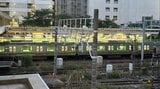 【速報】JR東海道線の車内でスプレー噴射か　10人ほどが目や喉の痛み訴え　横浜駅－品川駅の上りで運転見合わせ　JR川崎駅に救急や消防の車両が多数出動|TBS NEWS DIG