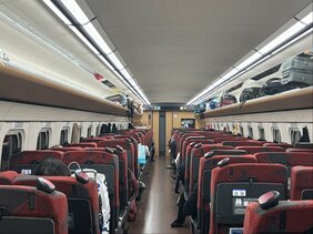 北陸新幹線 緊急停車中に乗客が車両の外へ　上越妙高－富山間で2時間半運転見合わせ　上下12本約6000人に影響【25日午後9時50分更新】|TBS NEWS DIG