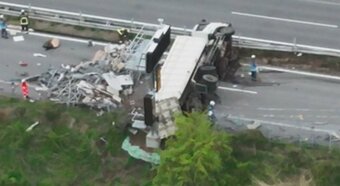 パンクが原因か　中央道の大型トラック横転事故 　中日本高速はゴールデンウイーク前に車の点検呼びかけ　|　山梨のニュース | ＵＴＹテレビ山梨