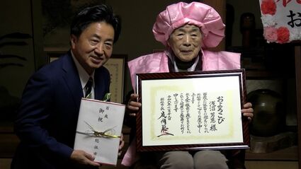 100歳女性をお祝い 趣味は写経や絵手紙「長生きの秘訣は」？大正13