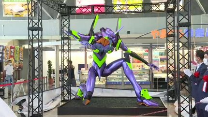 ロンギヌスの槍を公園に突き刺し、宇部新川駅で市長が宣言 山口県宇部