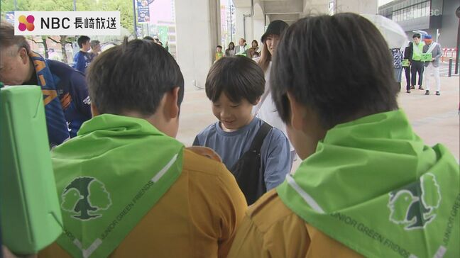 長崎スタジアムシティ前で初の「緑の募金」呼びかけ コラボバッジも |TBS NEWS DIG