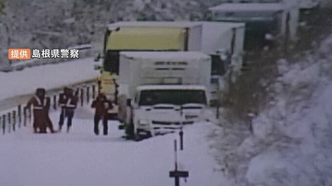 雪でハンドルを取られ…松江自動車道でトラック脱輪事故　【通行止め解除】口和ＩＣ～三刀屋木次ＩＣ間　|　BSSニュース | BSS山陰放送