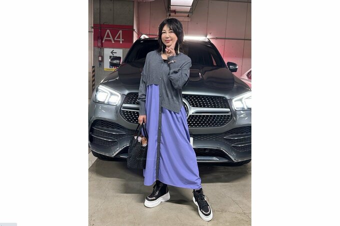 堀ちえみさん　　愛車の前でポーズ　「脚に負担がかかりにくいものを選んでいます」　靴へのこだわり明かす|TBS NEWS DIG