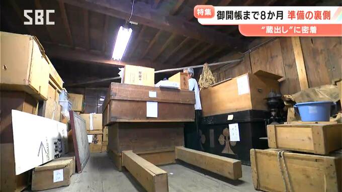 善光寺大勧進の「蔵」にテレビカメラが特別潜入！2027年春の善光寺御開帳へ準備！大勧進で「衣装の蔵出し」　仏具や衣装の確認作業が行われる　長野　|　SBC NEWS | 長野のニュース | SBC信越放送