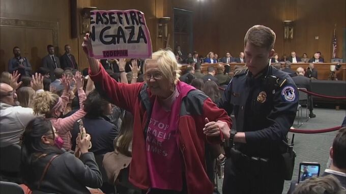 「今すぐ停戦を」イスラエル支援訴える米国務長官・国防長官に“抗議の声”　赤く塗った手を掲げる場面も|TBS NEWS DIG