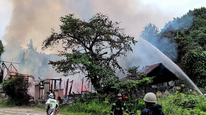 【速報】富山県氷見市のコミュニティセンターで火災　黒煙立ち上る　消防が消火活動中　|　富山のニュース｜天気・防災｜チューリップテレビ