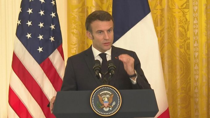 「監督気取り」「人気取りだ」 W杯での仏マクロン大統領の振る舞いに批判殺到