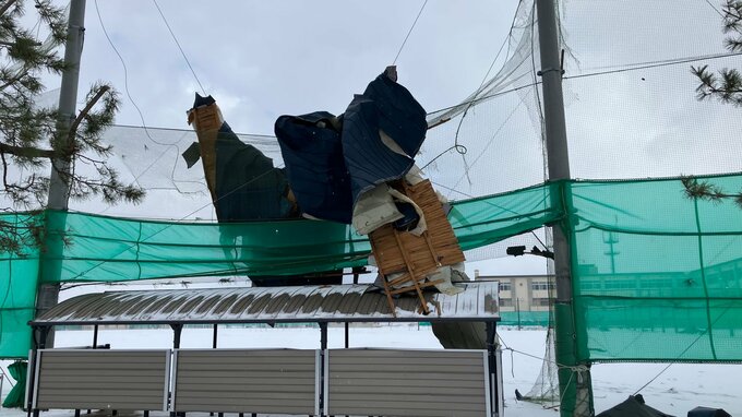 「風の音が普通の音より変だなと思って…外へ出たら屋根が飛んできた」建物被害8棟・突風が発生か　飛ばされた屋根は中学校に…　気象台が現地入り「竜巻などの激しい突風を念頭に調査」　青森　|　青森のニュース│ATV NEWS│青森テレビ