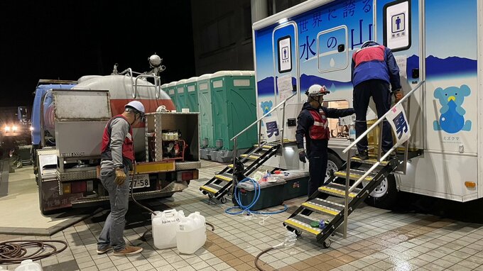 全国からトイレトレーラー8台が石川県に　最大1500回使用可能　太陽光発電つき|TBS NEWS DIG