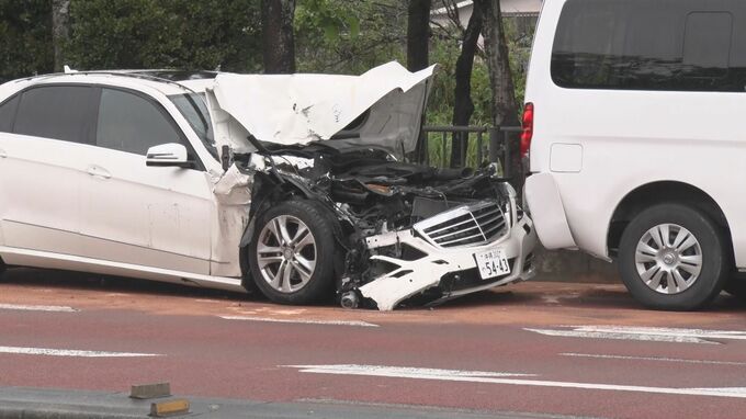 高級外車が大破　国道58号で車5台が絡む事故11人搬送　名護市　|　沖縄のニュース｜RBC 琉球放送