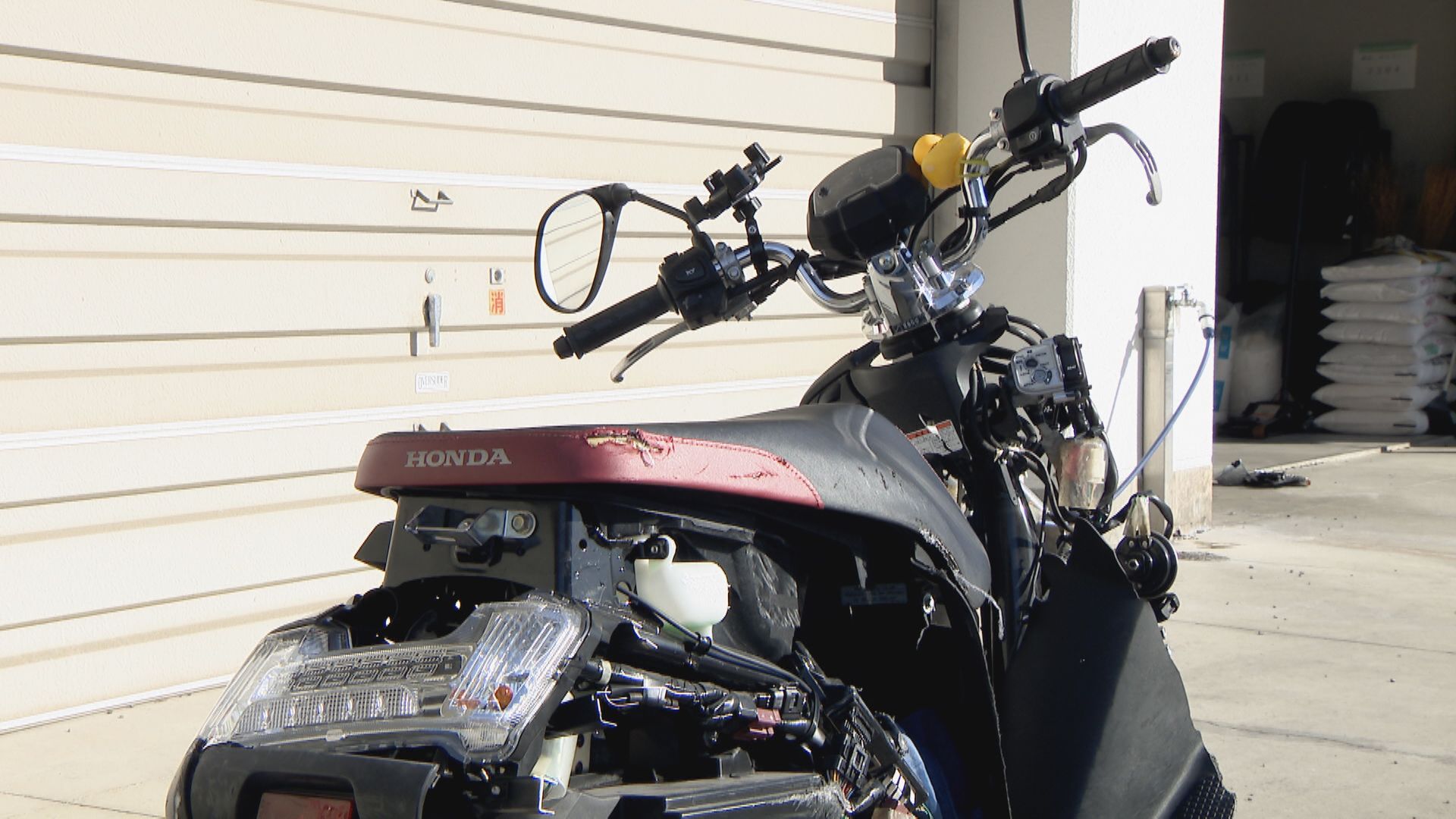 2人乗りの原付バイクと車が衝突　18歳の男子大学生が死亡　一緒に乗っていた19歳女子大学生は命に別状なし