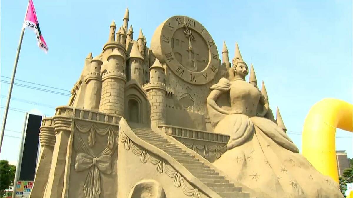 吹上浜砂の祭典」開幕 童話の世界表現した60余りの砂像が並ぶ