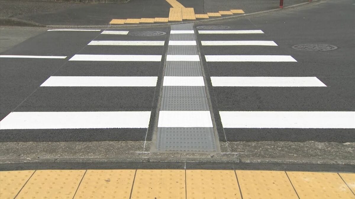 この横断歩道・・・よくみると「白線の間隔が通常より広い」 新ルール