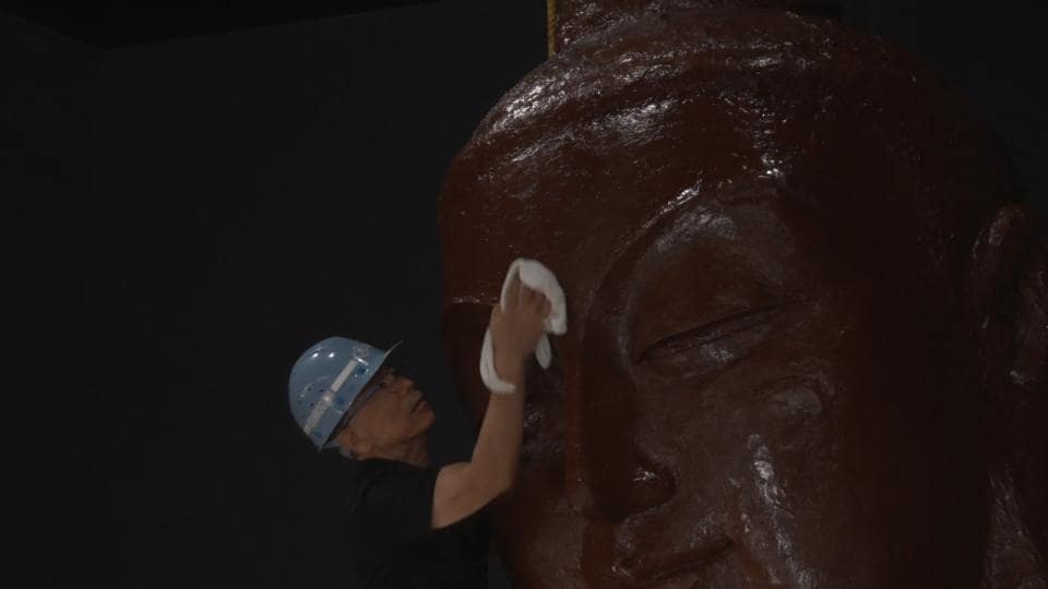 新年を前に平和祈念像のほこり払い　「世界の平和が続くよう思いを込めて拭いています」