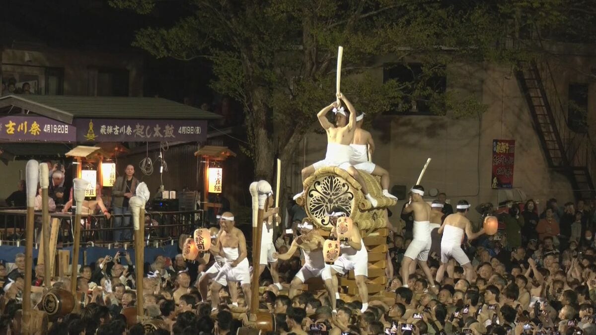 古川祭の呼び物「起し太鼓」　さらし姿の男たちが太鼓を打ち鳴らして町を練り歩く