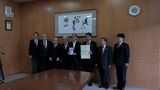 岡山城にAEDを寄贈 来年創立55周年を迎える岡山東ロータリークラブ 市役所で贈呈式【岡山】 |TBS NEWS DIG