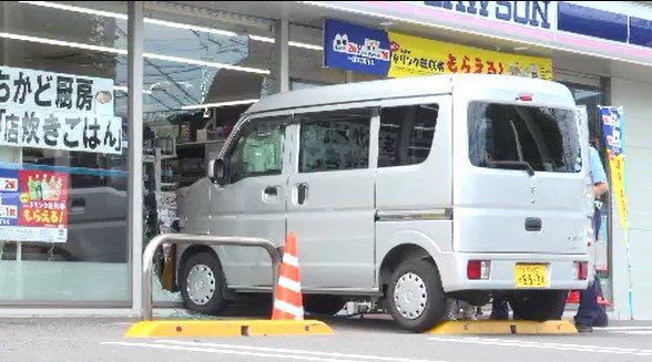 【画像あり】コンビニに70代女性運転の軽バンが突っ込む…駐車しようとしてブレーキとアクセル踏み間違えたか…事故で店舗のドアなどが壊れる　|　SBC NEWS | 長野のニュース | SBC信越放送