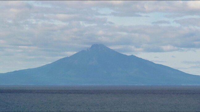 北海道・利尻山で初冠雪を観測　平年と比べて4日遅く、2024年より15日遅い|TBS NEWS DIG
