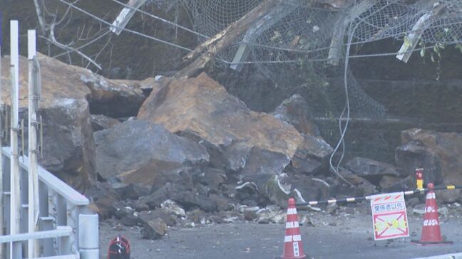 突然山の斜面が崩れ大量の岩や土砂が道路に…岩は大きいもので直径約3メートル  巻き込まれた車やけが人なし 岐阜･多治見市 愛岐道路|TBS NEWS DIG
