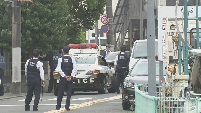 【速報】路上で男性をハンマーのようなもので殴り 駆け付けた警察官6人に催涙スプレー噴射か　男は自宅に立てこもり　計7人けが　東京・福生市|TBS NEWS DIG